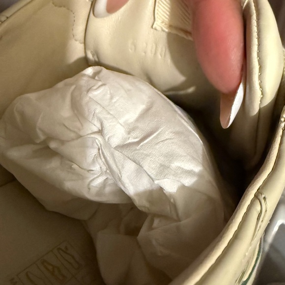 **Authentic* WOMEN'S RHYTON GUCCI LOGO LEATHER SNEAKER - Picture 8 of 8